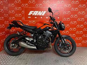 TRIUMPH STREET TRIPLE 765 765 R 35KW ARANCIONE