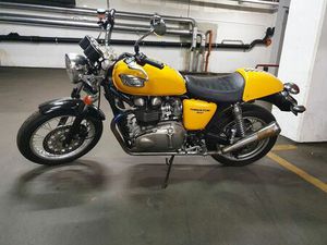 TRIUMPH THRUXTON 900