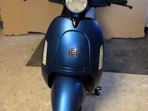 ECONELO DTR E-ZWEIRADROLLER MIT TOPCASE UND ALARMANLAGE