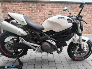 ② DUCATI MONSTER 696