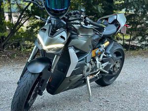 DUCATI STREETFIGHTER V2 GREEN