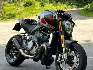DUCATI MONSTER 1200S BLACK ON BLACK