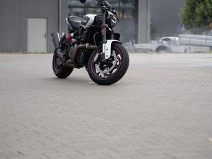 INDIAN FTR1200S MIT DR. JEKILL & MR. HYDE KLAPPENAUSPUFF