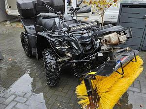 QUAD MIT SCHNEEBÜRSTE