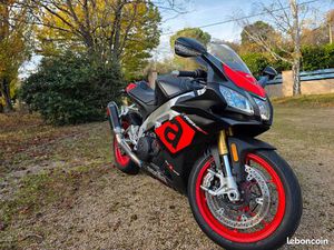 APRILIA RSV4 RR – 15 000 KM – ÉTAT IRRÉPROCHABLE – ÉCHAPPEMENT AKRAPOVIC CARBONE + CARTOGRAPHIE