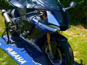 MOTO YAMAHA R1M