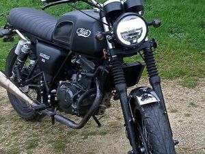 A VENDRE D'OCCASION MOTO MASH BLACK SEVEN 125 INJECTION EURO5 (12L) TRÈS BON ÉTAT (PEU SERVI ) 15 CV BOITE 6 VITESSES REFROIDISSEMENT LIQUIDE 1ÈRE MISE EN CIRCU
