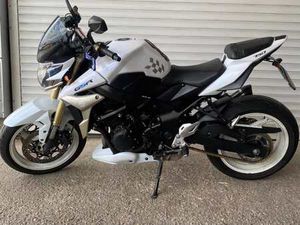 SUZUKI GSR 750 - BAZAROVÝ MOTOCYKL