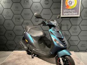 PIAGGIO ZIP 25KM/U 2019 INCLUSIEF SP PLAATWERK EN GARANTIE — SCOOTERS | PIAGGIO — MARKTPLAATS