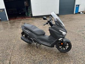 ② SYM JOYMAX Z + 125 CC MATT ZWART