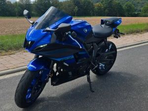 YAMAHA R7