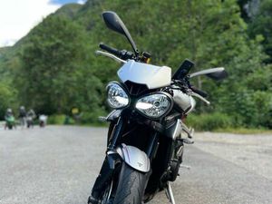 TRIUMPH STREET TRIPLE 765 R