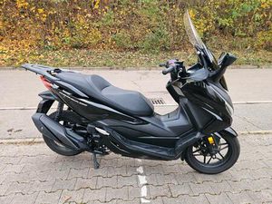HONDA FORZA 350 BLACK 1 HAND ROLLER