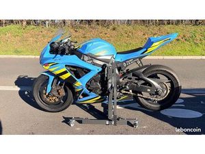GSX- R 750 K8 PISTE AVEC CG