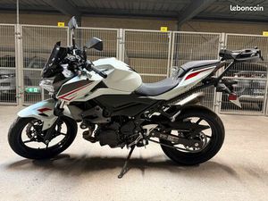 KAWASAKI Z400 2023 – PREMIÈRE MAIN, EXCELLENT ÉTAT + PACK SPORT + ACCESSOIRES