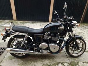 TRIUMPH BONNEVILLE SE