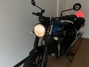 TRIUMPH STREET TWIN 900