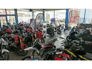 SUZUKI GSX-S125/A1-FAHREN AB 16/B196/ VORFÜHRER/WERKSGAR.