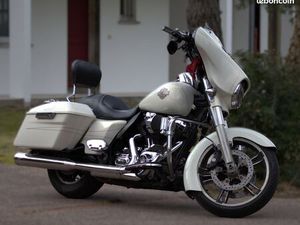 HARLEY DAVIDSON STREET GLIDE SPECIAL BLANCHE STAGE 1 - EQUIPEMENT FOURNIS