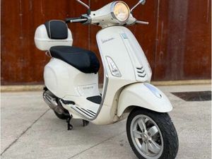 VESPA PRIMAVERA 125 / BLANC / TOP CASE / AUTOMATIQUE / CT VIERGE / SUPER ÉTAT