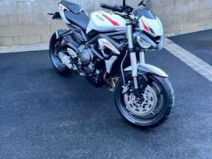 TRIUMPH STREET TRIPLE S A2