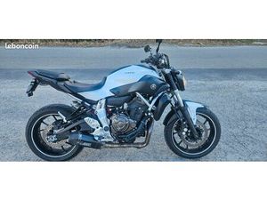 MT07 FEMININE ET BIEN EQUIPÉE A2