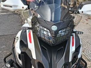 BENELLI TRK 502, USADA, DE COR BRANCO, COM TOP CASE, E MALAS LATERAIS CAMARATE, UNHOS E APELAÇÃO