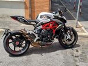 MV AGUSTA BRUTALE 800 - CON PEZZI IN CARBONIO