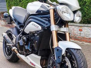 TRIUMPH SPEED TRIPLE 1050