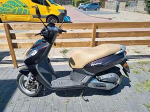 PEUGEOT KISBEE 2020 MET EXTRA'S (1E EIGENAAR) — SCOOTERS | PEUGEOT — MARKTPLAATS