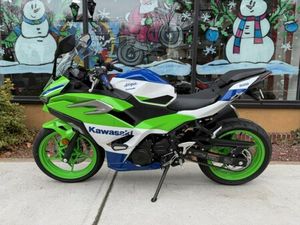 2024 KAWASAKI NINJA® 500 SE 40TH ANNIVERSARY EDITION ABS