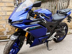 YAMAHA R3 AKRAPOVIC PARI AL NUOVO