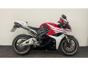 HONDA CBR 600 RR ** AKRA EXHAUST - QUICKSHIFTER - VERY LOW MILES FOR AGE **