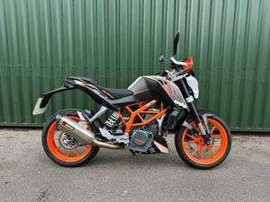 KTM 390 DUKE 2014 ONLY 3200 MILES AKRAPOVIC EXHAUST CLEAN BIKE
