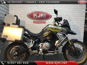 VOGE DS 900 X, 2025/25, JUST 3299 MILES IN GREEN WITH THREE BOX LUGGAGE.