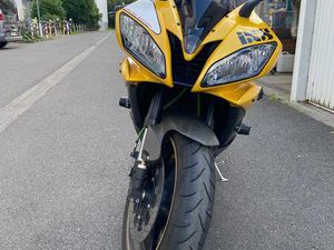 YAMAHA R6 SUPERSPORT MOTORRAD GELB-SCHWARZ