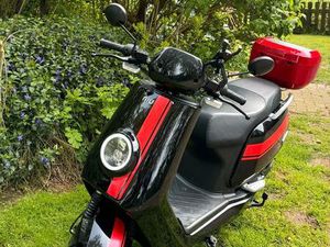 ELEKTRO ROLLER NIU N-GT PRO MIT VIEL ZUBEHÖR, HU BIS 4/26 125 CCM