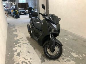 YAMAHA XMAX TECH MAX 125 AKRAPOVIC