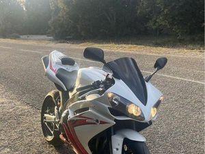 YAMAHA R1