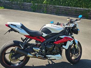 STREET TRIPLE R