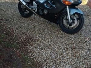 A SAISIR SUZUKI 750 GSXF