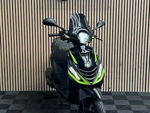PIAGGIO ZIP | BLACK & FLUO GREEN | 2023 | EURO 5 | 4200KM — SCOOTERS | PIAGGIO — MARKTPLAATS