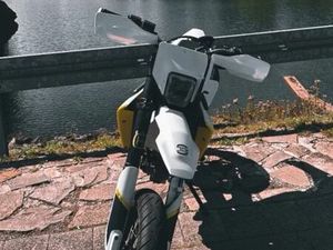 HUSQVARNA 701 SUPERMOTO