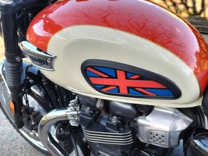 TRIUMPH BONNEVILLE T100