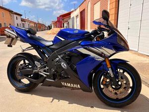 YAMAHA - R1