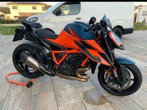 KTM SUPER DUKE 1290 AKRAPOVIC- GARANTIE-TECH PACK-TOP ZUSTAND