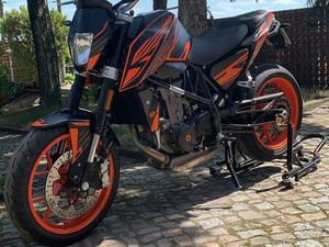 KTM DUKE 690 AKRAPOVIC & POWERPARTS