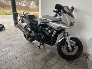 YAMAHA FZS 600
