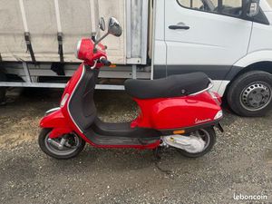 SCOOTER VESPA 50 ROUGE