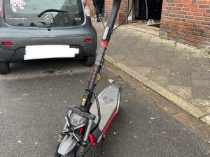 SEGWAY ZT3 PRO D E-SCOOTER (11 ZOLL, SCHWARZ / ROT)